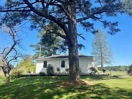 Escape to the Eastern Shore -Upscale Romantic Waterfront getaway cottage w dock