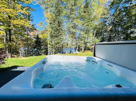 Hot Tub in the Forest Cozy Home on Peaceful Lake
