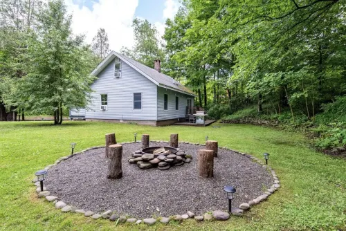 Modern Mountain Getaway with Fire Pit - 4 estrellas