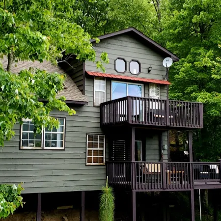 Beautiful Views with Hottub and King Bed