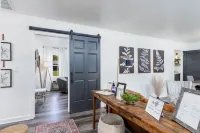 Moss Oak Modern Retreat - completely renovated modern home in Greenville area