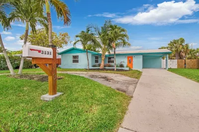 Sun-Kissed Bliss: Dreamy Getaway Hotel in zona Coconuts on the Beach