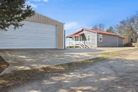 Cozy cabin overlooking Wister Lake