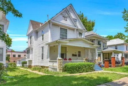 Craftsman charm King Bedroom Private Condo Unit walk to hospital &  capitol Отели в г. Топика