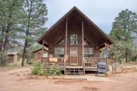 Cabin w/ loft, private hot tub, and star-gazing deck! Sleeps 6!