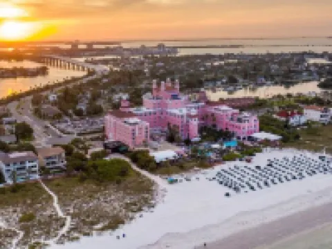 1 block to dwnt/7min to beach/King bed/Free parking Hotels in New Port Richey