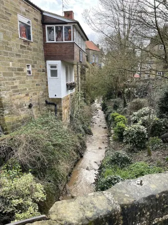 Endways Cottage 18th Century Cottage. Sleeps 6 in 3 bedrooms with 2 bathrooms. Отели в г. Robin Hood's Bay