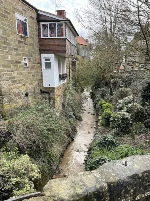 Endways Cottage 18th Century Cottage. Sleeps 6 in 3 bedrooms with 2 bathrooms. Hotels in Fylingdales