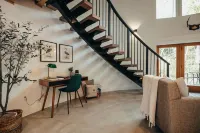 The Grain Binn: Lux / hot tub / unique stay/ king bed / gas fireplace