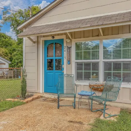 Close to Hospital and Downtown, Eastside Bungalow, Dogs Welcome + Fee