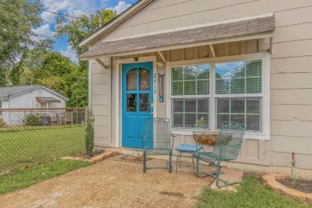 Close to Hospital and Downtown, Eastside Bungalow, Dogs Welcome + Fee Отели рядом с достопримечательностью «Publix Super Market at Renaissance City Center»