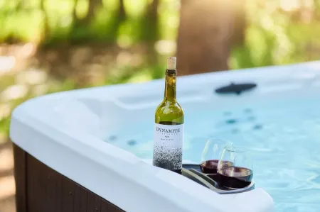 Riverside Oasis: Hot Tub, Fire Table & Scenic Cold Plunge