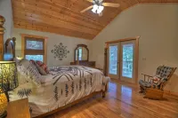 Walk to the River! 3 Story Cabin w/ Firepit~ Games ~ Fireplace~Covered deck!