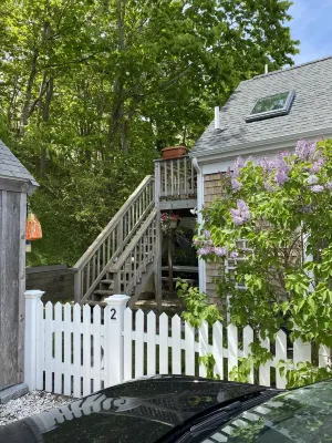 Modern 1 bed/Studio - Steps from the Center of Town
