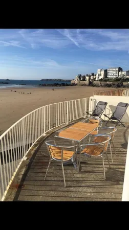 EXCEPTIONAL SEA VIEW WITH LARGE TERRACE ON THE BEACH Отели рядом с достопримечательностью «Сен-Мало»