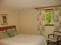 Cozy Retreat, Hot tub, Wireless,Close to Kezar Lake, abuts White Mountains Hotels in Stoneham