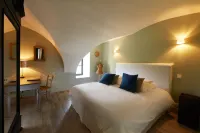 Former convent from the 17th, renovated, private garden, Beaune center