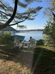 Sunny cottage built over the water on the St. Lawrence River 이스트 엔드 워터프런트 파크 & 보트 론치 주변 호텔