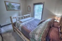 Big Sky, Garage Access, Hot tub, Wifi, Fully Paved Roads in New Development Hoteles en South Lawrence