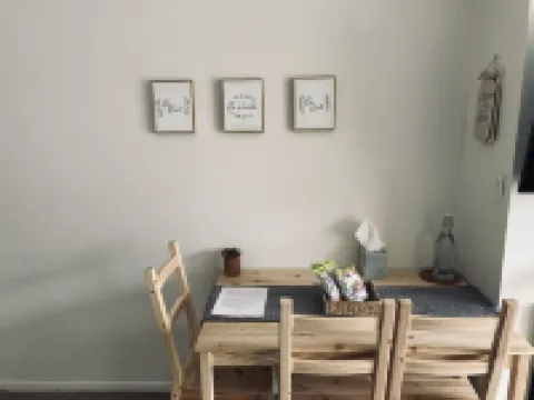 Cozy Freshly remodeled 1B/1B Retreat close to Main