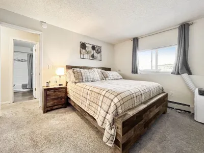 "Suite Springs" - Entire 2 BR Spacious Residence