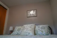 Creek View, Covered Decks & Private Hot Tub, Woods, Peaceful, Wildlife!