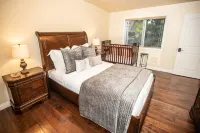 Secluded cabin on 20 beautiful, wooded acres. Hot tub, 3 fireplaces, pool table. Hotels near Nocturnal Wonderland