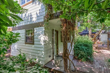 The Maple Apartment at Tudor House Vacation Rentals