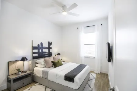 THE TERRANOVA, Heated Pool, 10 Min to 5th Ave/Beach5 min to US Open Pickleball