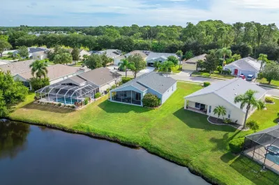 Luxurious Lakeview Retreat - 4BD/2BA - Sleeps 9! Hotels near All Star