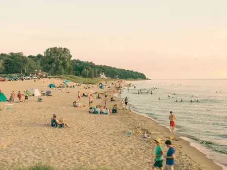 Gatsby Style Fall Oasis Near Saugatuck, Shops, Wineries, Restaurants, Orchards!