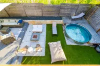 Modern sanctuary w/ pool, firepit & BBQ! Perfect for remote work & families! Hotel in zona NXP Semiconductor