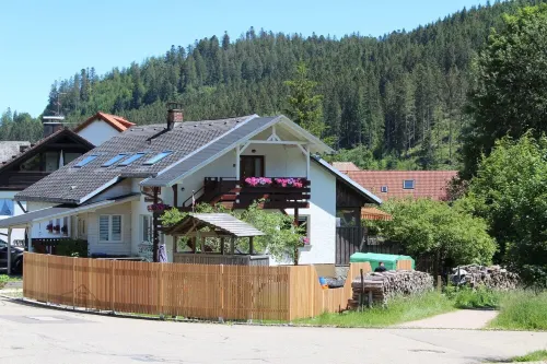 Cozy vacation apartment for families with playground by the forest, vacation with dog,