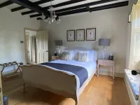 Luxury Coach House in beautiful rural village, scenic walks & 3 miles to Ledbury Hotels in Ledbury