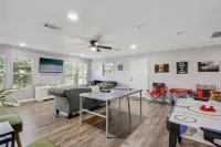 5BR w/ Gameroom & 1K WiFi - Med Ctr, Downtown, NRG - Sleeps 15 휴스턴 대학 주변 호텔