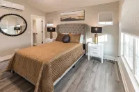 New 3 Bed 4 Bath Townhouse w Porch& Rooftop Deck- 5 Min to Downtown! โรงแรมใน