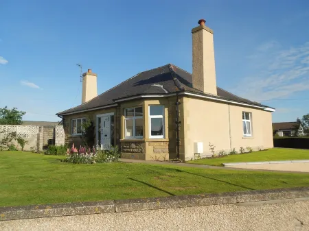 Licence No: MO-00672-F  Stb  Large Property & Garden, Sleeps 8. Free WiFi Отели в г. Элгин