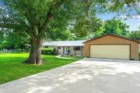 Lakeside Oasis ~ Pet Friendly ~ Pool Table ~ Sleeps 7 ~ Mcqueeney Texas