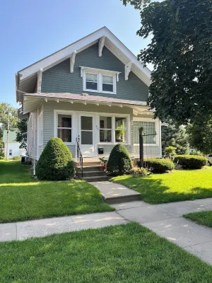 Stately 3-bedroom home in peaceful Dyersville, Iowa
