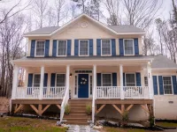 HOME AWAY FROM HOME/ 2 -story modern farmhouse at Lake Gaston  /HOT TUB AUG 1 Hotels in Sixpound