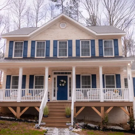 HOME AWAY FROM HOME/ 2 -story modern farmhouse at Lake Gaston  /HOT TUB AUG 1