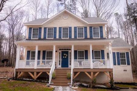 HOME AWAY FROM HOME/ 2 -story modern farmhouse at Lake Gaston  /HOT TUB AUG 1
