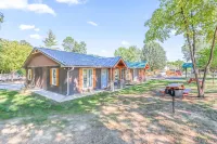 Relaxing, family friendly lodge by the lake.