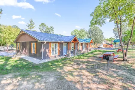 Relaxing, family friendly lodge by the lake.