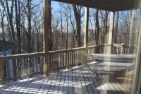 Quiet, Cozy, Big Canoe GA,  Mountain Cabin. With a gorgeous view of nature.