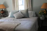 Charming Cottage in the Heart of the Historic District. Wonderful Getaway