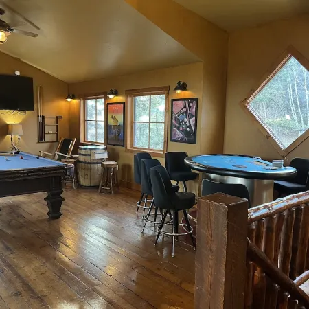 Rustic 4 bedroom cabin at Gilded Mountain, wifi, pool access, paved roads