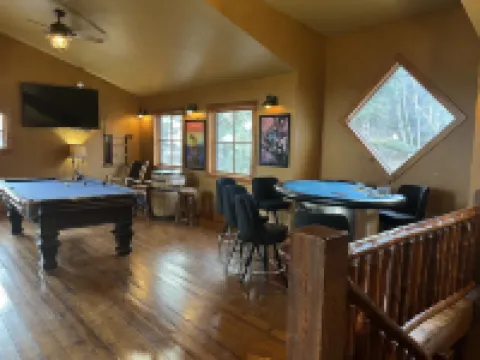 Rustic 4 bedroom cabin at Gilded Mountain, wifi, pool access, paved roads