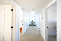 Beautiful Downtown 3 Bedroom 1 & 1/2 Bath/ High Speed Internet/ Cable / Desk