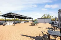 Base of Old Mission Peninsula 2BR Condo w/ Rooftop Hot Tubs near East Bay Beach